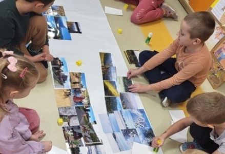 grupa dzieci przedszkolnych podczas obchodów Dnia Postaci z Bajek
