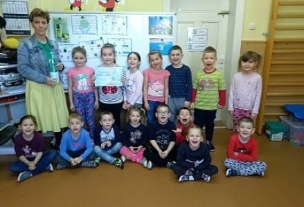 zdjęcie grupowe z pielęgniarką