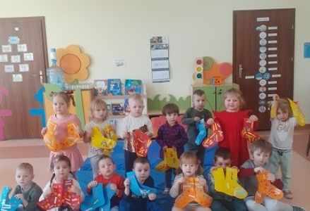 zdjęcie grupowe, dzieci trzymają w dłoniach papierowe skarpetki
