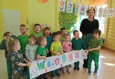 zjecie zbiorowe dzieci z napisem wiosna