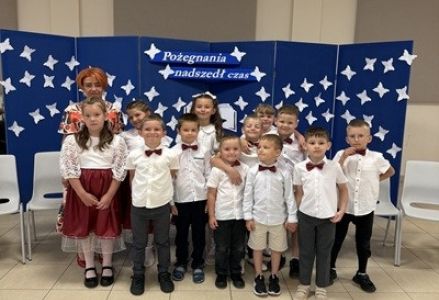 grupa dzieci przedszkolnych podczas uroczystości z okazji Pożegnania 6-latków