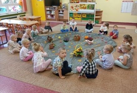 grupa dzieci przedszkolnych podczas zajęć przyrodniczych o jesieni