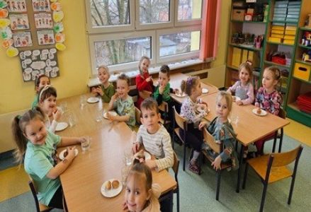Dzieci z grupy przedszkolnej podczas obchodów Tłustego Czwartku