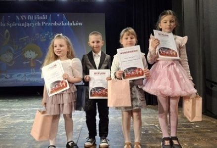 grupa dzieci przedszkolnych podczas koncertu Finałowego Festiwalu Śpiewających Przedszkolaków w Chodzieży