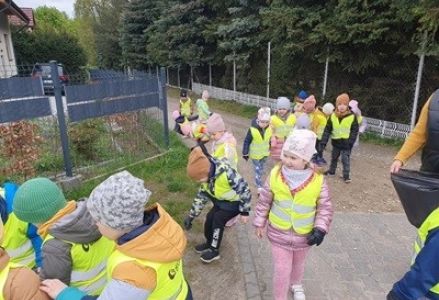 grupa dzieci przedszkolnych podczas sprzątania świata