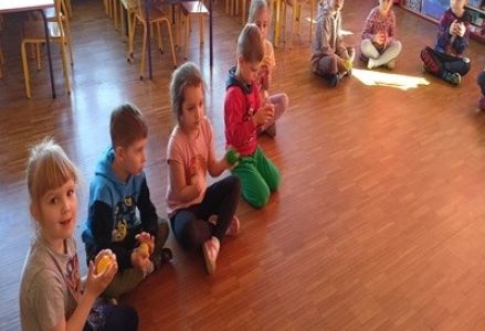 grupa dzieci z przedszkola podczas zajęć sensoplastycznych