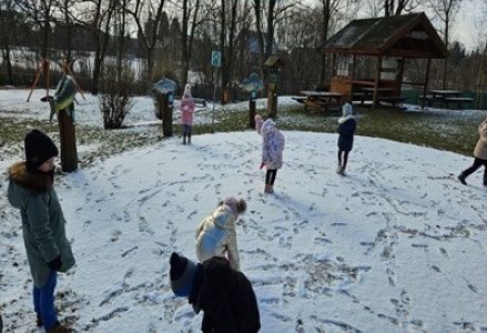 Dzieci z grupy przedszkolnej podczas zabaw na śniegu