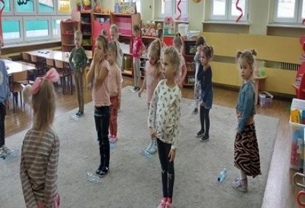 grupa dzieci przedszkolnych wykonuje butelki sensoryczne podczas zajęć plastyczno - technicznych