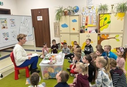 dzieci słuchają pani pielęgniarki