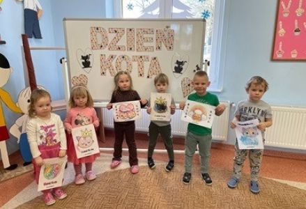 grupa dzieci przedszkolnych podczas zajęć o kotach
