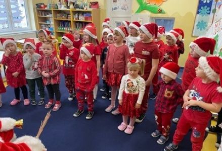 grupa dzieci przedszkolnych podczas wizyty Świętego Mikołaja