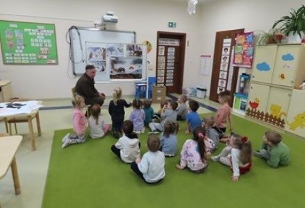 Dzieci z grupy przedszkolnej podczas spotkania z Leśnikiem