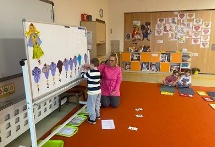 „W koszu Pani Wiosny” – zabawa matematyczna w grupie Czerwonego Kapturka 2023