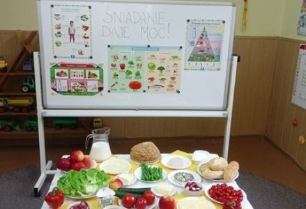 grupa dzieci przedszkolnych podczas jesiennych zajęć otwartych z rodzicami