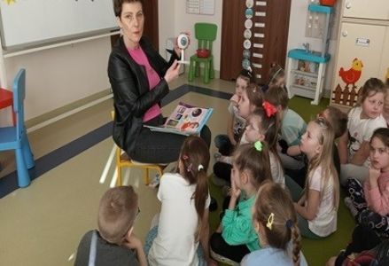 grupa dzieci podczas zajęć z pielęgniarką na temat zmysłów