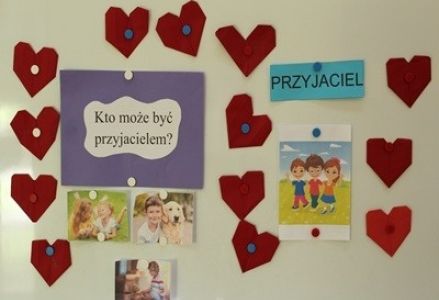 grupa dzieci przedszkolnych podczas jesiennych zajęć otwartych z rodzicami