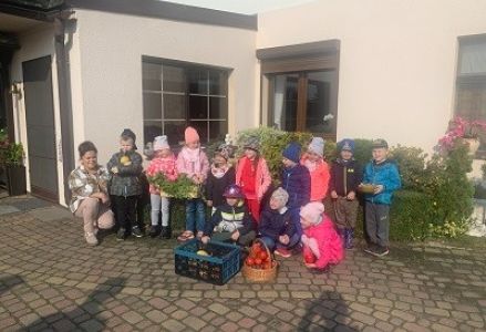 zdjecie grupowe z darami jesieni