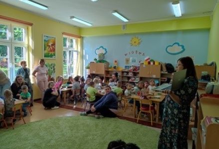 grupa dzieci przedszkolnych podczas zajęć z dietetykiem