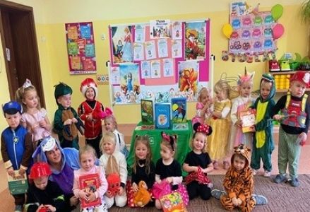 grupa dzieci przedszkolnych podczas obchodów Dnia Postaci z Bajek