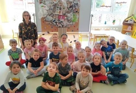 zdjęcie grupowe dzieci podczas Dnia Ziemi