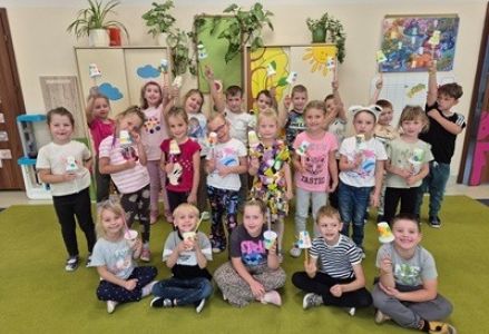 grupa dzieci przedszkolnych podczas zajęć matematycznych