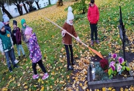 Przygotowania do Święta Zmarłych w grupie Koziołka Matołka 2023