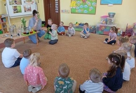 grupa dzieci przedszkolnych podczas eksperymentów przyrodniczych