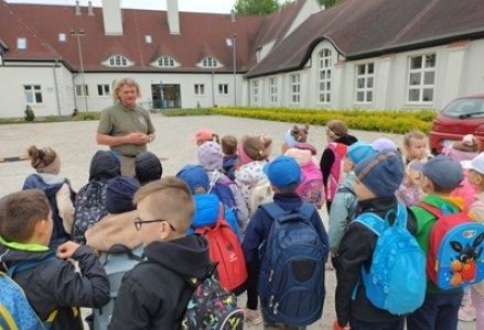 dzieci z przedszkola na wycieczce do centrum