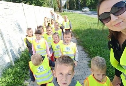 zdjęcie grupowe w kamizelkach odblaskowych