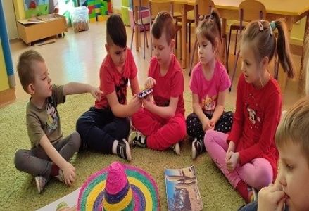 dzieci podczas zajęć o Meksyku