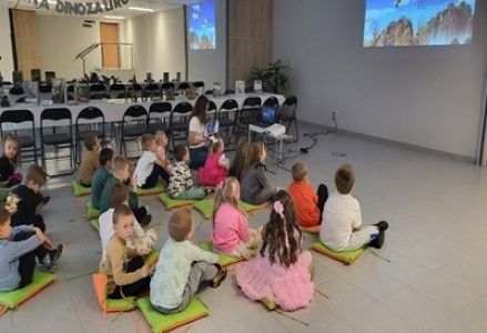 Przedszkolaki podczas obchodów Dnia Głośnego Czytania w bibliotece.