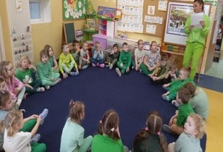 grupa dzieci z przedszkola w Radwankach świętuje powitanie wiosny