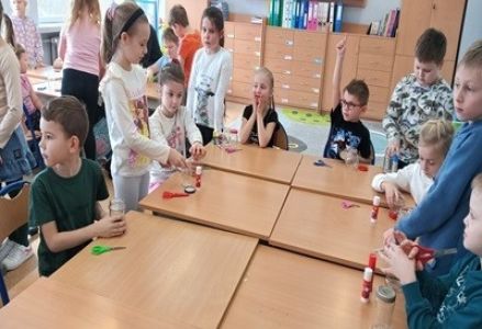grupa dzieci z przedszkola na warsztatach wielkanocnych w szkole podstawowej