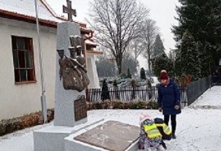 dzieci składają znicz pod pomnikiem Powstańców Wielkopolskich