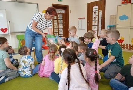 grupa dzieci przedszkolnych podczas zajęć z pielęgniarką na temat zmysłów