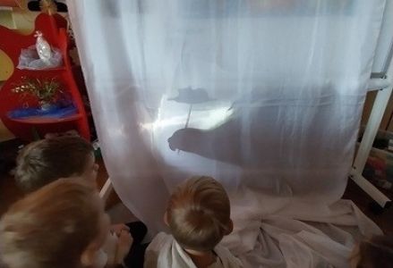 grupa dzieci przedszkolnych podczas zajęć o emocjach
