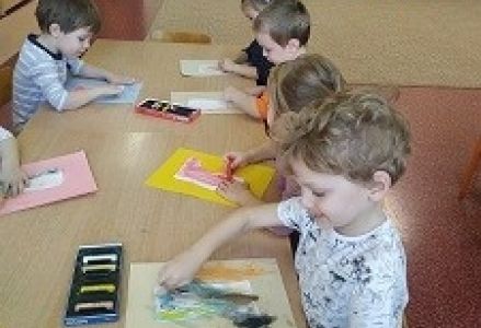 dzieci siedzą przy stoliczku