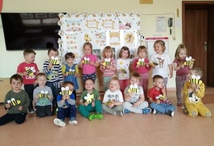 zbiorowe zdjęcie dzieci z pracami plastycznymi