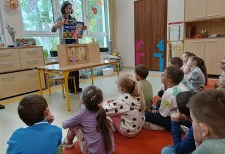 Przedszkolaki podczas spotkania z paniami z Biblioteki Pedagogicznej w Chodzieży