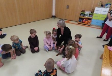 Dzieci z grupy przedszkolnej podczas spotkania z psem