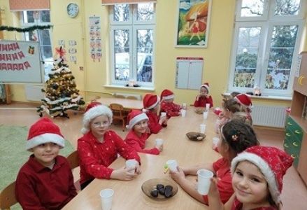 grupa dzieci przedszkolnych podczas wizyty Świętego Mikołaja
