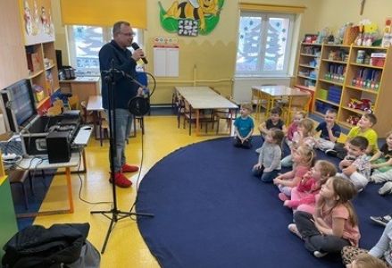 grupa dzieci przedszkolnych podczas warsztatów pt.: "Eksperymenty z dźwiękiem"