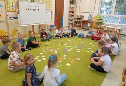 grupa dzieci przedszkolnych podczas obchodów dnia kropkiej