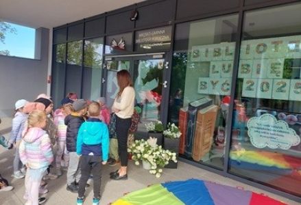 grupa dzieci przedszkolnych podczas uczestnictwa w głośnym czytaniu na świeżym powietrzu 2025
