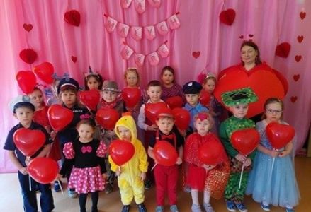 grupa dzieci przedszkolnych podczas balu karnawałowego pt.: "Bal Małych Serc"