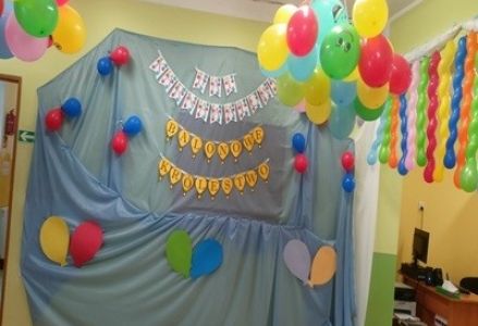 grupa dzieci przedszkolnych podczas balu karnawałowego pt.: "W królestwie balonów"