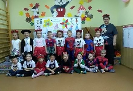 zdjęcie grupowe w strojach postaci z bajek
