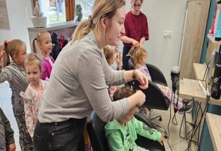 Dzieci z grupy przedszkolnej podczas wizyty w salonie fryzjerskim