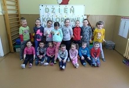 zdjęcie grupowe na tle napisu dzień kolorowej skarpetki