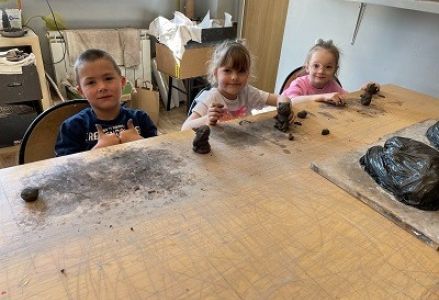 Czerwony Kapturek na warsztatach ceramicznych – lepienie z gliny 2023